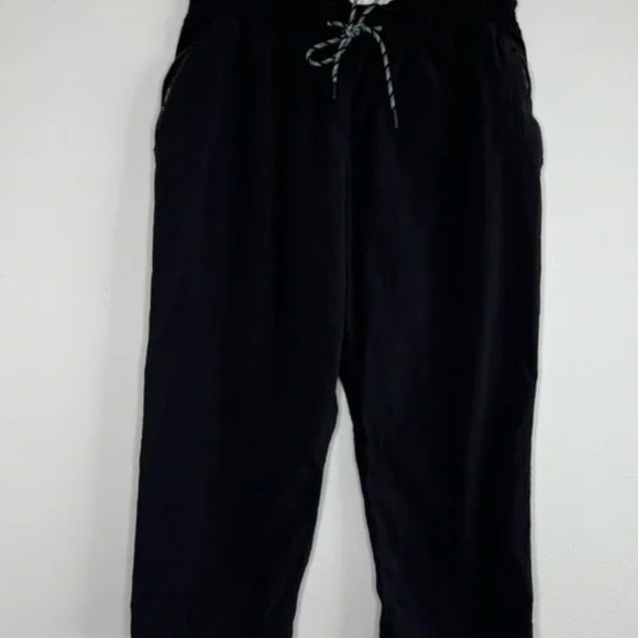 Athleta black Trekkie Straight Crop pants 10p - Picture 2 of 4